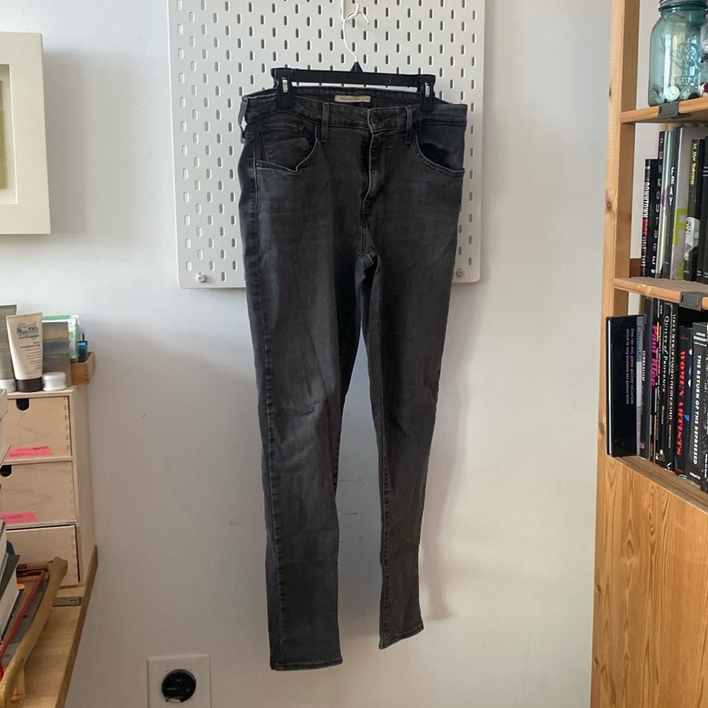 Black Levi’s 721 High Rise Skinny.